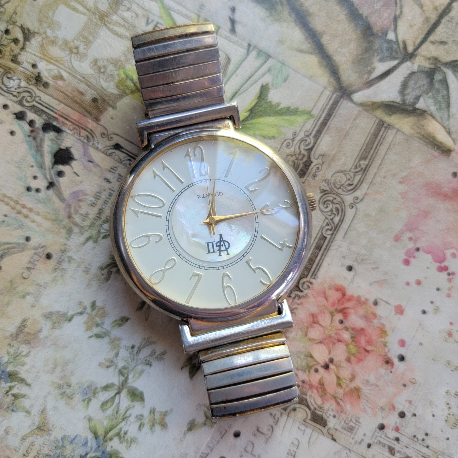 Vintage Watches Isa Gold Numerals Mother Of Pearl Dial Quartz Womens Watch